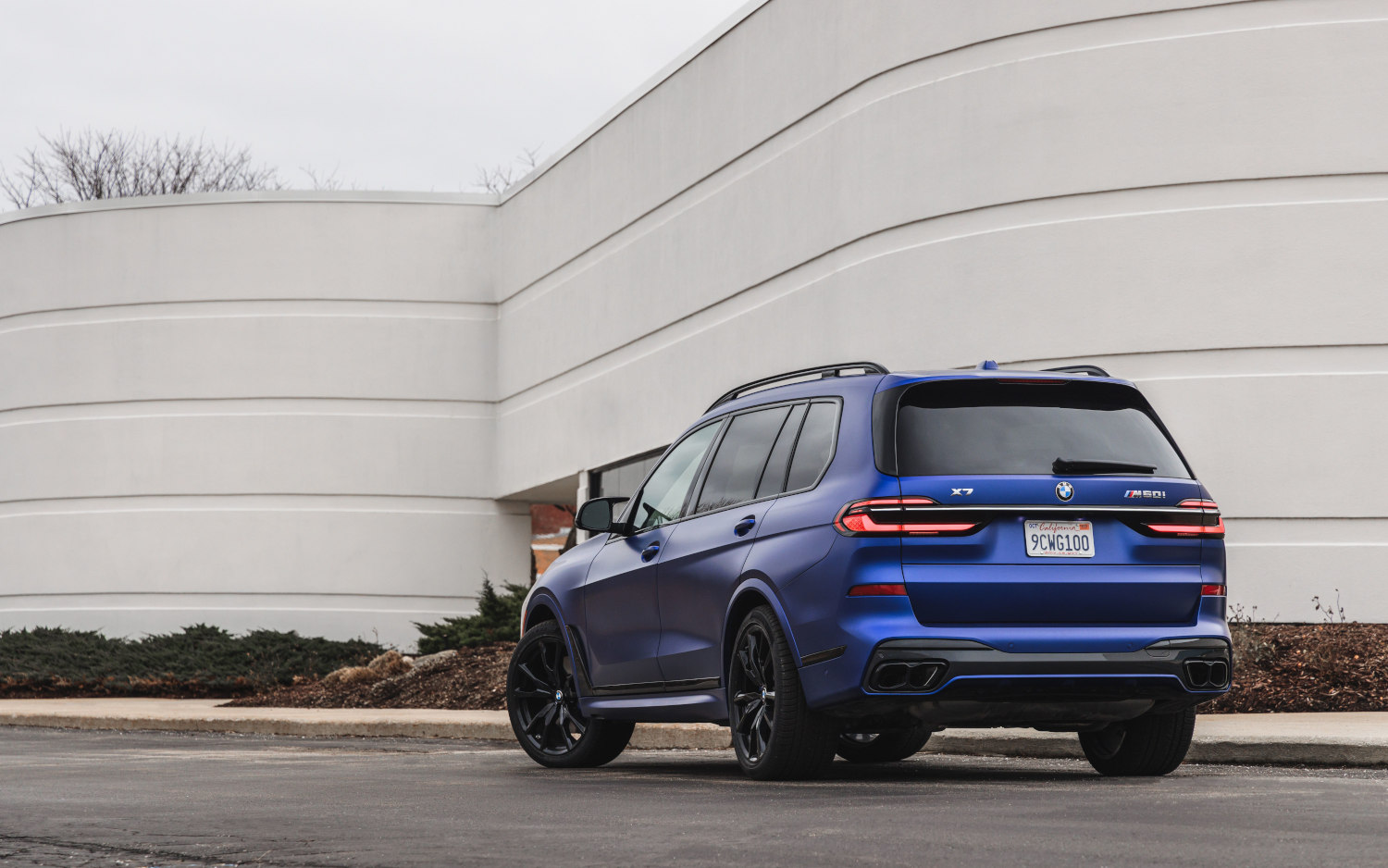 Comparison - BMW X7 M60i 2023 - vs - BMW X7 xDrive40i 2023 | SUV Drive